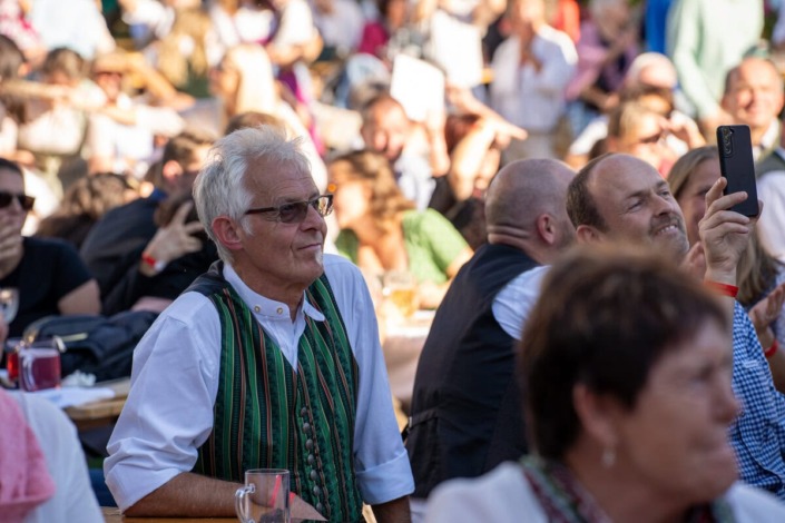 Besucher am Samstag am Dirndlkirtag 2025 in Frankenfels