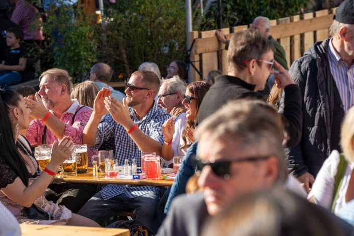 Besucher am Samstag am Dirndlkirtag 2025 in Frankenfels