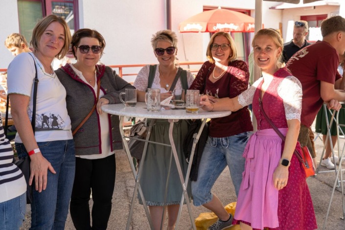 Besucherinnen am Samstag am Dirndlkirtag 2025 in Frankenfels