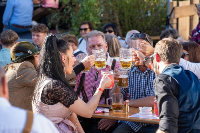 Bierbänke am Samstag am Dirndlkirtag 2025 in Frankenfels