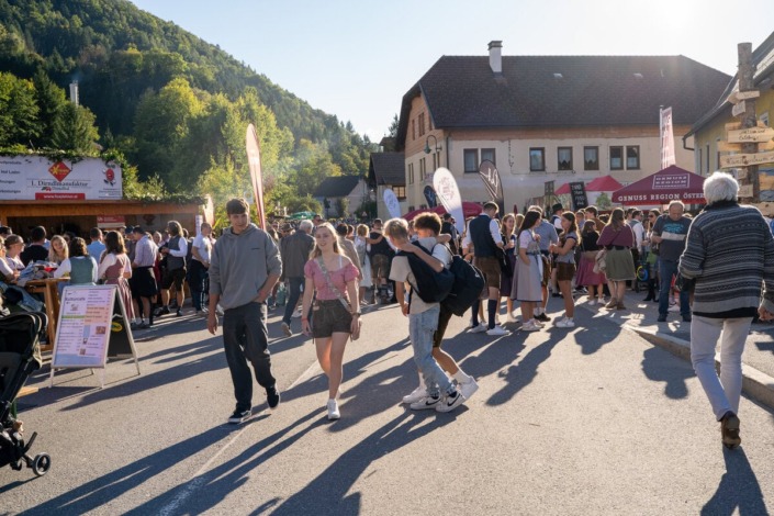 Besucher am Samstag am Dirndlkirtag 2025 in Frankenfels