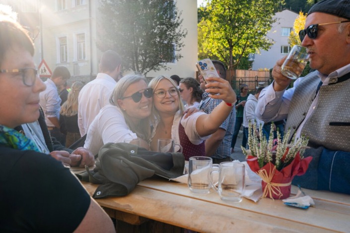 Besucherinnen am Samstag am Dirndlkirtag 2025 in Frankenfels
