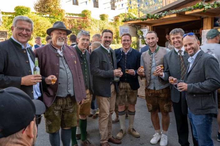 Beuscher inkl. Bgm., Vizebgm und Marc Digruber am Samstag am Dirndlkirtag 2025 in Frankenfels