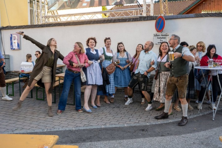 Geselligkeit am Samstag am Dirndlkirtag 2025 in Frankenfels