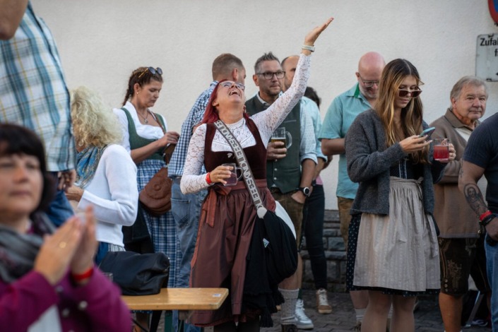 Besucher am Samstag am Dirndlkirtag 2025 in Frankenfels