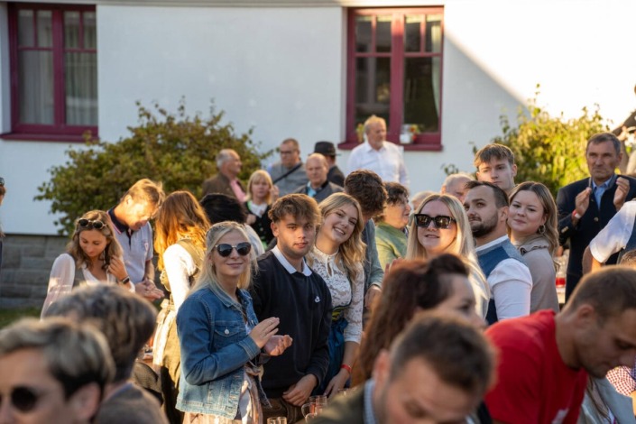 Besucher am Samstag am Dirndlkirtag 2025 in Frankenfels