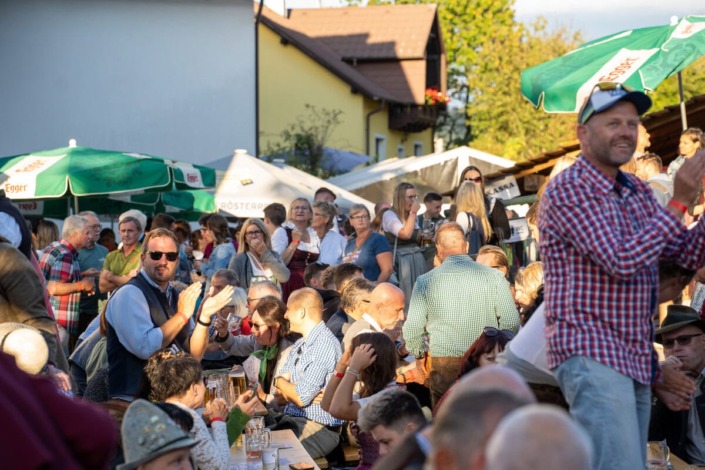 Besucher am Samstag am Dirndlkirtag 2025 in Frankenfels