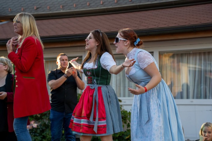 Junge Besucherinnen am Samstag am Dirndlkirtag 2025 in Frankenfels