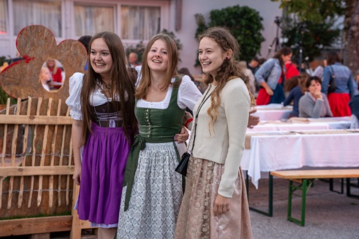 Junge Besucherinnen am Samstag am Dirndlkirtag 2025 in Frankenfels