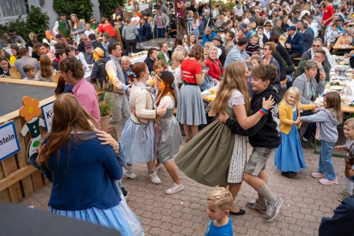 Kindern tanzen am Dirndlkirtag in Frankenfels am Sonntag