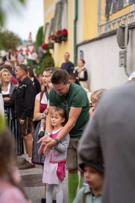 Publikum am Dirndlkirtag in Frankenfels am Sonntag
