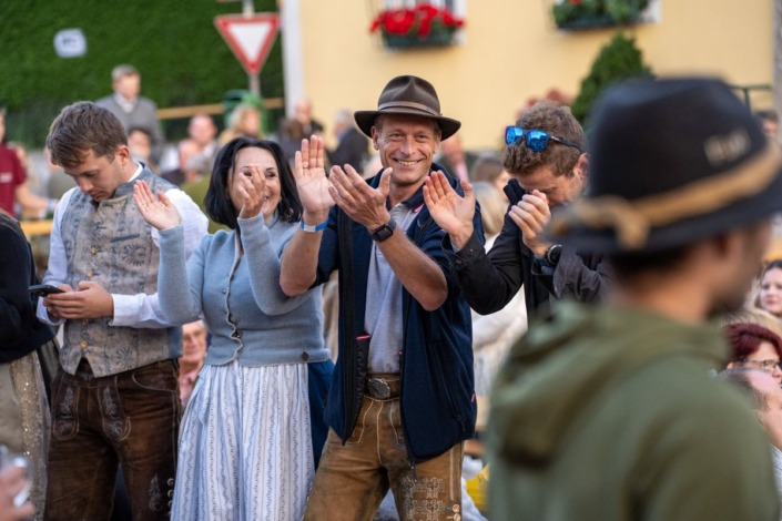 Klatschen am Dirndlkirtag in Frankenfels am Sonntag