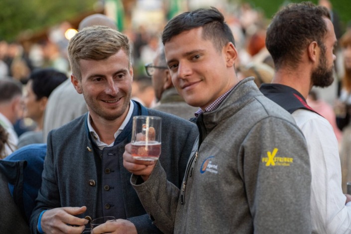 Prost am Dirndlkirtag in Frankenfels am Sonntag