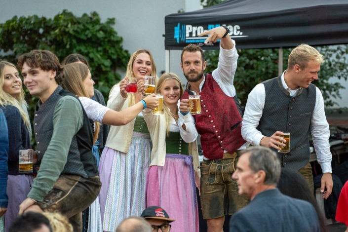 Besucher am Dirndlkirtag in Frankenfels am Sonntag