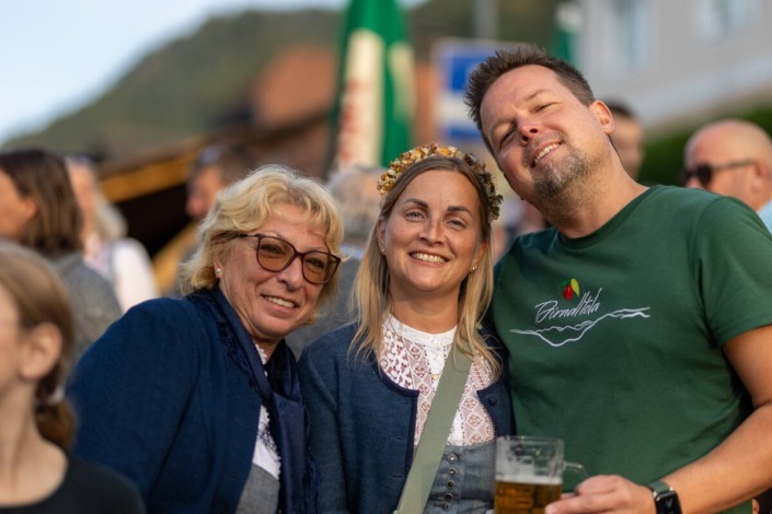 Besucher am Dirndlkirtag in Frankenfels am Sonntag
