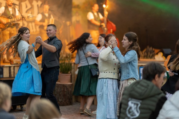 Tanzen am Dirndlkirtag in Frankenfels am Sonntag