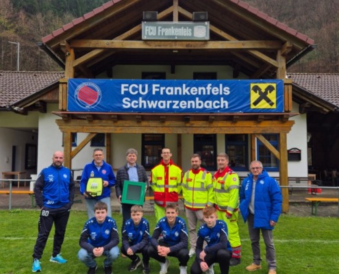Defi am FCU Sportplatz wurde überreicht und montiert, Gruppenfoto mit Bürgermermeister, FCU-Funktionären und ASBÖ-Sanis